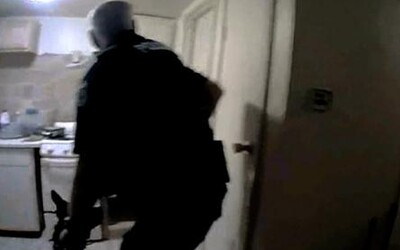 Policejní kamera zaznamenala americké policisty, kteří zastřelili neozbrojeného 20letého Afroameričana v posteli