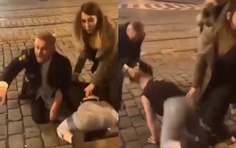 Policejní pár zmlátil mladou dívku před barem v Praze. Od soudu dostali podmínku