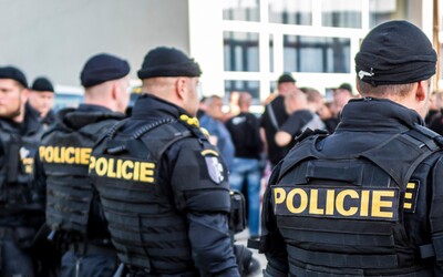 Policejní zásah v pražské škole. Studentce přišla výhružná zpráva o střelbě