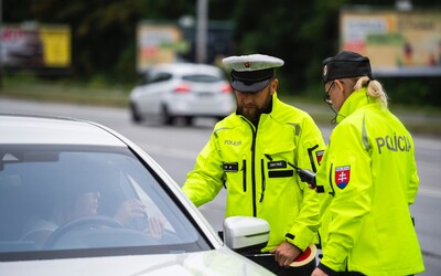 Polícia chytila Slováka, ktorý za volantom nafúkal 4 promile. Ešte viac ich však prekvapilo, keď ho vyzvali, aby sa preukázal