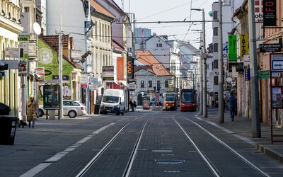 Polícia kontrolovala podnik na Obchodnej ulici. Mladej Američanke našli v kabelke kryštalickú látku