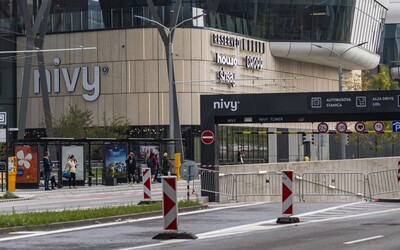 Polícia kvôli bombe odkláňa dopravu v Starom meste. Premávať nebudú viaceré frekventované linky