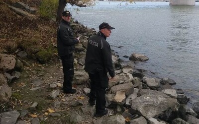 Polícia kvôli nezvestnému Michalovi prehľadáva pobrežie Dunaja. Záznam z kamery naznačuje, čo sa mohlo stať