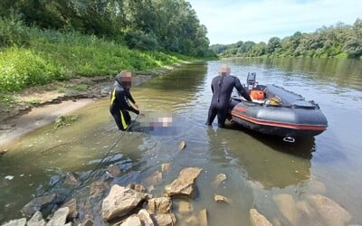 Polícia našla telo 20-ročného muža, ktorý chcel preplávať rieku Tisa. Precenil svoje schopnosti a v strede rieky mu došli sily
