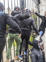 Polícia obvinila Martina z Popradu a Pavla z Česka z útoku na policajtov počas sobotňajšieho protestu. Hrozí im až 25 rokov