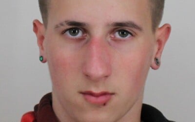 Polícia pátra po 19-ročnom Štefanovi. Spoznáš ho podľa niekoľkých tetovaní na tvári