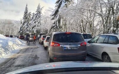 Polícia uzatvorila cestu k lyžiarskemu stredisku Skalka. Dôvodom je enormný nával turistov