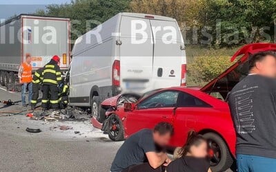 Polícia uzatvorila diaľnicu D2 smerom do Česka. Stala sa tam vážna dopravná nehoda