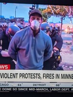 Policie v Minneapolis zatkla celý štáb CNN. Kamery nadále běžely v živém vysílání