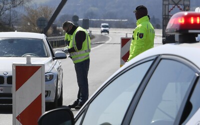 Polícia v Rožňave zaistila 3 rôznych mužov, všetci šoférovali to isté auto. Dvaja boli opití, jeden nemal vodičák