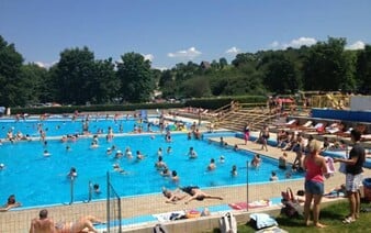 Polícia varuje pred nárastom krádeží na kúpaliskách. Ako sa chrániť pred zlodejmi?