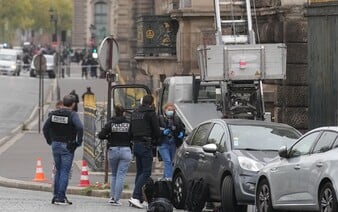 Polícia vo Francúzsku zadržala hlavných podozrivých z krádeže šperkov v Louvri. Cennosti sú stále nezvestné