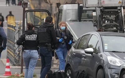 Polícia vo Francúzsku zadržala hlavných podozrivých z krádeže šperkov v Louvri. Cennosti sú stále nezvestné