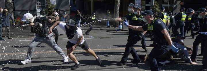 Polícia zatkla 250 demonštrantov. Protesty proti covidovým obmedzeniam v Austrálii sa skončili násilím 