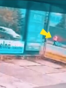 Polícia zverejnila video na výstrahu. Zachytáva rannú haváriu, vodič mal zrejme mikrospánok a smrteľne zrazil cyklistu