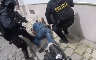 Policie zveřejnila video ze zásahu v Bratislavě. „Dej mu do hlavy, Dušane,“ vyzývá zřejmě jeden policista druhého