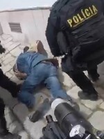 Polícia zverejnila video zo zásahu v Bratislave. „Daj mu do hlavy, Dušan,“ vyzýva zrejme jeden kukláč druhého