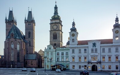 Policie evakuovala univerzitu v Hradci Králové. Anonym hrozil střelbou