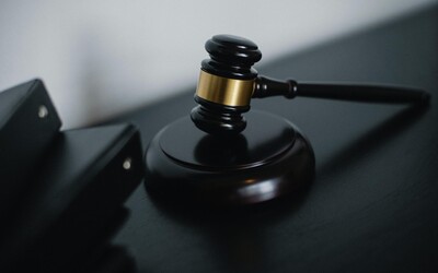 Policie navrhla obžalovat soudce z Brna kvůli sexuálnímu nátlaku na nezletilou, obvinění odmítá 