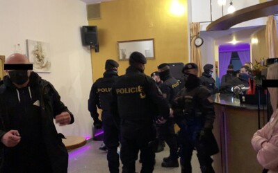 Policie odhalila nelegální večírek v centru Českých Budějovic, rozbili dveře beranidlem