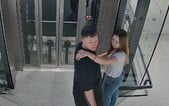 Policie pátrá po muži, který počmáral skleněné tabule na Bubenském nádraží