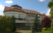 Policie prošetřuje smrt 13letého chlapce. Vypadl z okna na gymnáziu