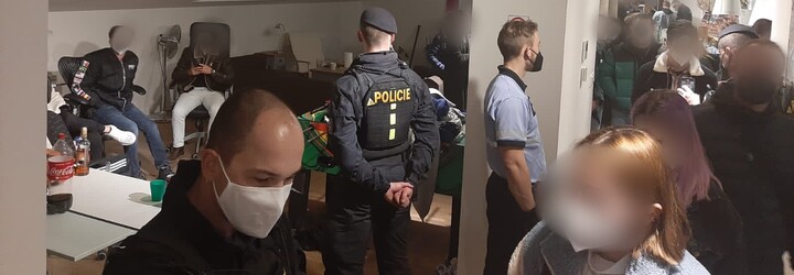 Policie rozehnala ilegální party v Praze. Na večírku v bytě se bavilo 56 lidí