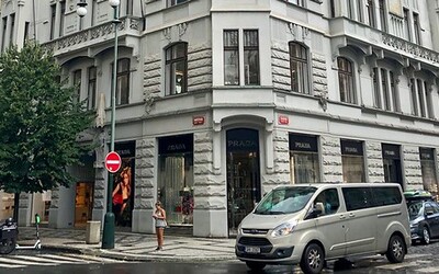 Policie ukončila uzavírku Pařížské ulice, v nalezeném kufru nebylo nic nebezpečného (Aktualizováno)