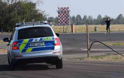 Policie v Mladé Boleslavi zastřelila agresivního muže, podle ní ničil letiště