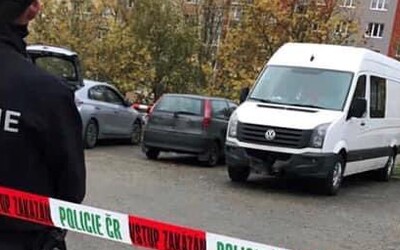 Policie v Praze vyšetřuje násilnou smrt muže, další osoba byla vážně zraněna