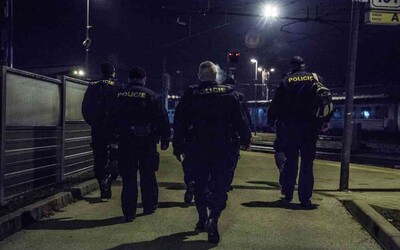 Policie v otevřeném baru v Českých Budějovicích našla 30 hostů. Vzduchem létaly židle i nadávky