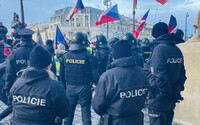 Policie zadržela 18 lidí na demonstraci v Praze. Pokusili se vniknout do Národního muzea