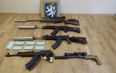 Policie zadržela tři samopaly, dvě pušky a střílející pero u čtveřice na jižní Moravě. Byla obviněna z nedovoleného ozbrojování