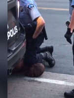 Policista, který klečel Afroameričanovi na krku, musí dočasně opustit službu. Nadále bude ale pobírat plat