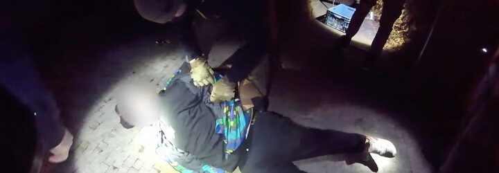Policisté dopadli v Praze dvojici žhářů, která zapalovala popelnice i auta. Jeden z nich byl popelář, který neměl rád svou práci