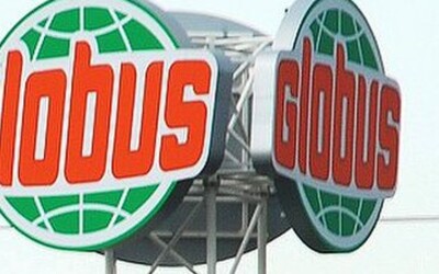 Policisté evakuovali Globus na Chomutovsku. Lupič vyhrožoval výbušninami
