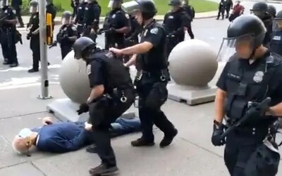 Policisté, kteří v USA shodili 75letého protestujícího na chodník, jednali podle předpisů