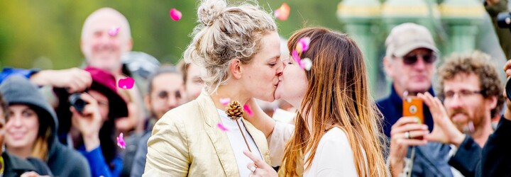 Politici se střetli kvůli manželství stejnopohlavních párů. „Vadí mi to slovo, je to symbol,“ kritizuje návrh poslanec ANO