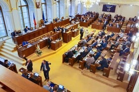 Politici si chtějí zmrazit platy na pět let. Sněmovna návrh podpořila