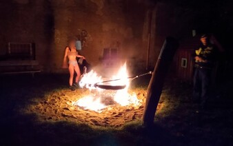 Polonahá žena v Praze tančila kolem ohně na dětském hřišti