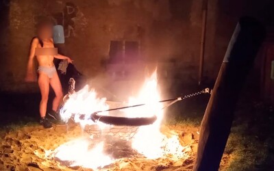 Polonahá žena v Praze tančila kolem ohně na dětském hřišti