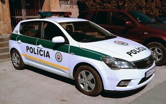 Polonahý muž so zbraňou pobehoval medzi bytovkami v Michalovciach. Hliadky ho museli spacifikovať