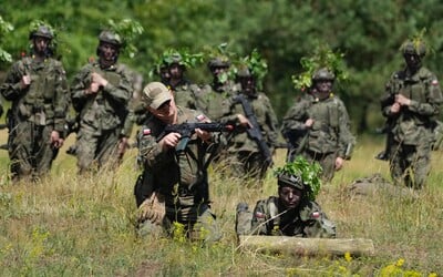 Poľská armáda organizuje letné kurzy, kde ľudí učí hádzať granáty či strieľať. Krajina sa citeľne obáva o bezpečnosť 