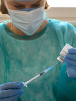 Polsko zavádí povinné očkování proti koronaviru. Tyto profese už nebudou mít na výběr