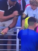 Polský CEO ukradl kšiltovku malému chlapci na US Open. Internet to jeho firmě nemilosrdně spočítal