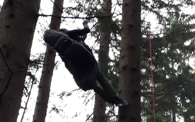 Poľský paraglajdista skončil na strome. Musel zasahovať vrtuľník, slovenskí horskí záchranári aj hasiči