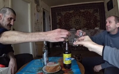 Popíja vodku v sovietskom byte a objavuje zakázanú zónu Černobyľu. Zbankrotovaný youtuber je novým hitom internetu