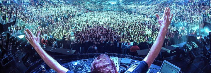 Popel věrného fanouška vystřelil DJ Tiësto na koncertě z kanónu na konfety. Chtěl, aby zažil euforickou masu 70 tisíc lidí 