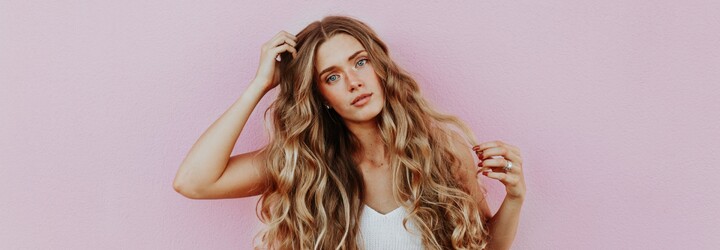 Populární vlasová značka čelí žalobě. 28 žen tvrdí, že jim z jejích produktů vypadaly vlasy