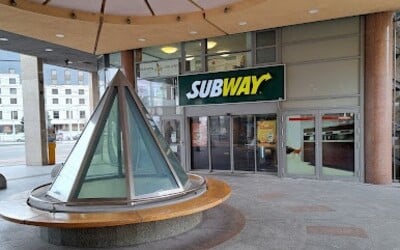 Populárny fastfoodový gigant Subway pomaly mizne z Bratislavy. Po novom zatvorili obľúbenú prevádzku v centre